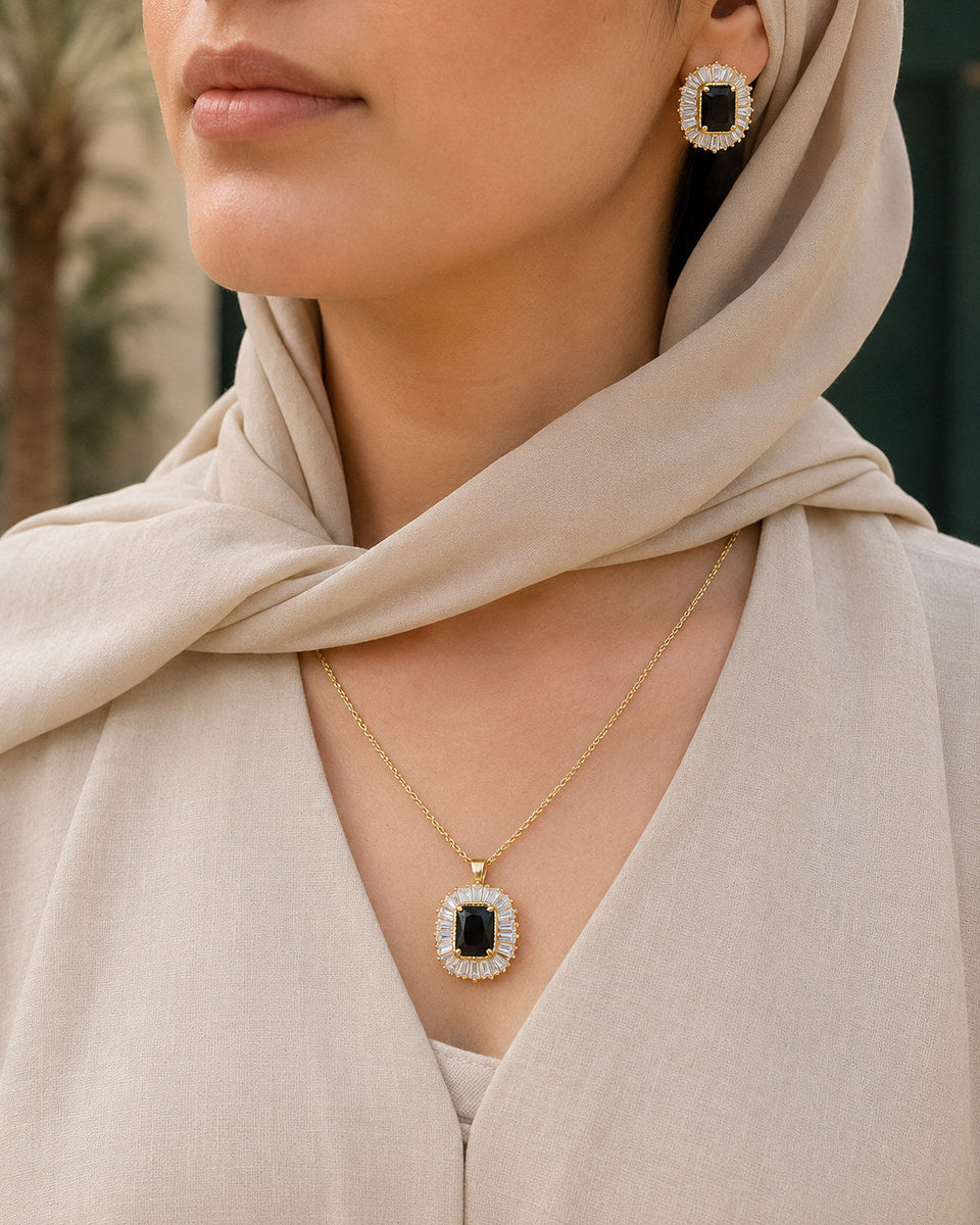 طقم الحجر الملون من واحة مُرتدى على العنق