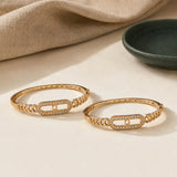 سوار التاج من واحة على قماش كتاني بجانب طبق أخضر